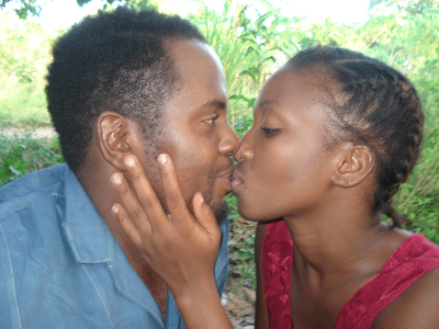 waigizaji Kanumba na Aunty Ezekiel katika sehemu ya filamu zao
